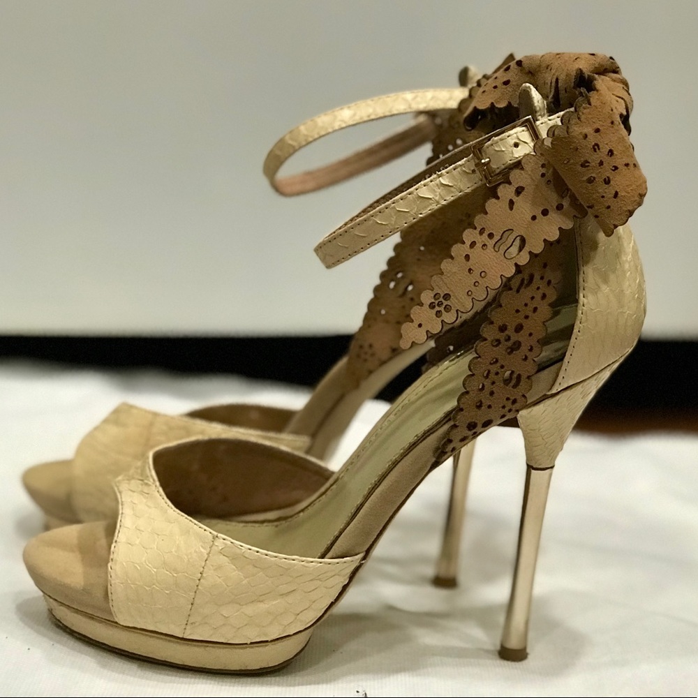 High heels with bows